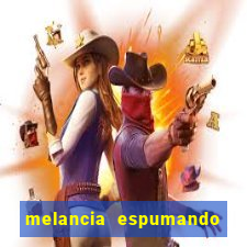 melancia espumando melancia saindo espuma